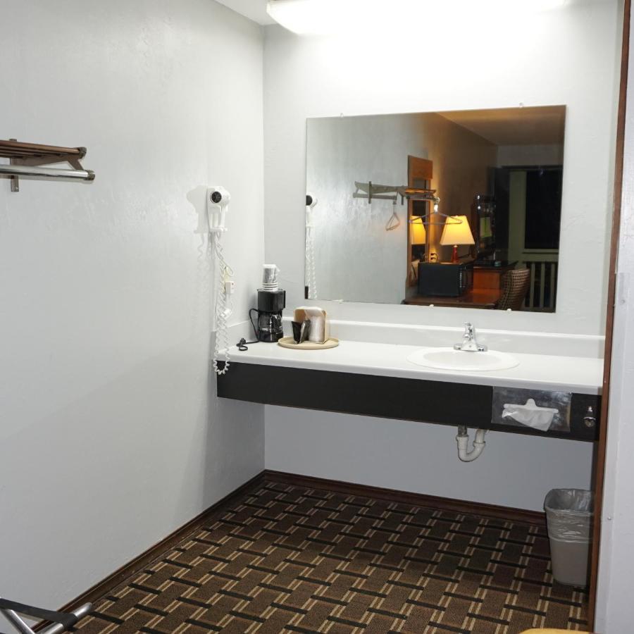 Lakes Inn Warsaw エクステリア 写真