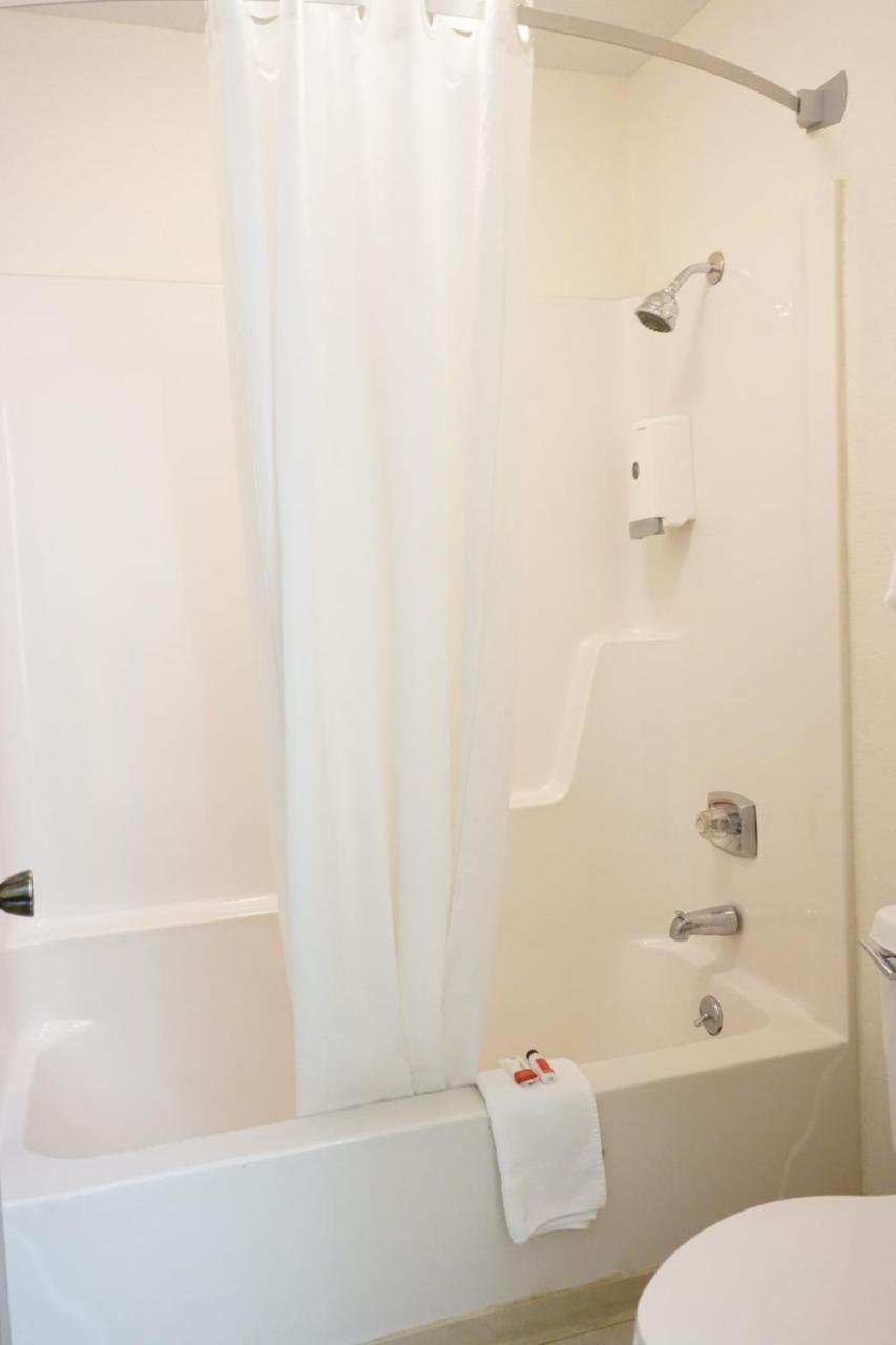 Lakes Inn Warsaw エクステリア 写真
