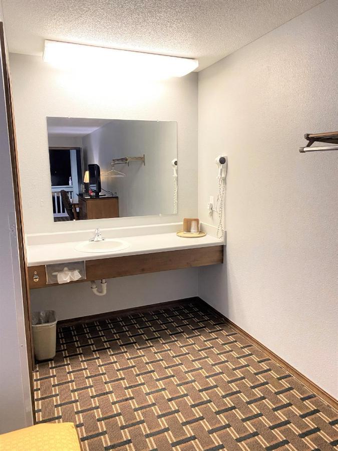 Lakes Inn Warsaw エクステリア 写真